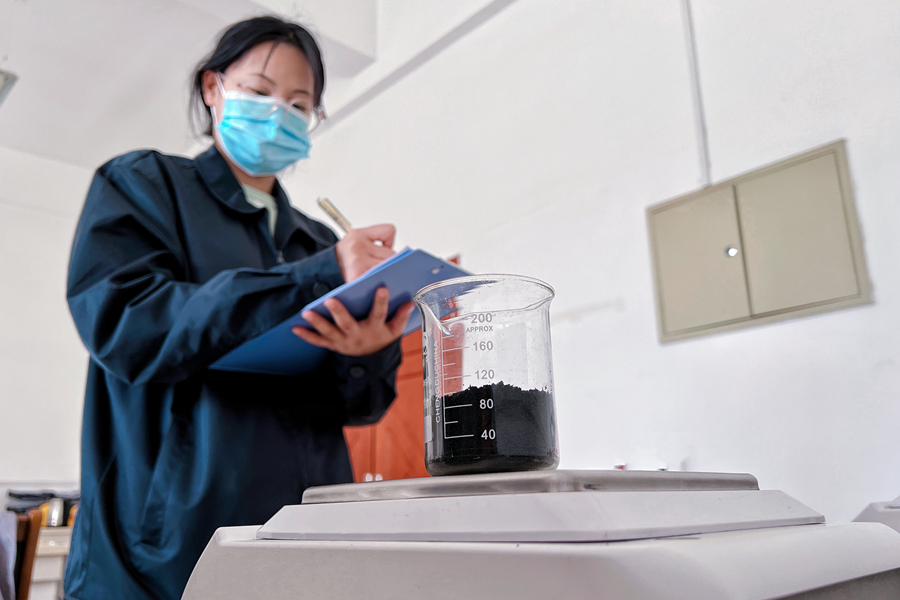 1：质检中心职工称取煤样计算堆积密度.jpg